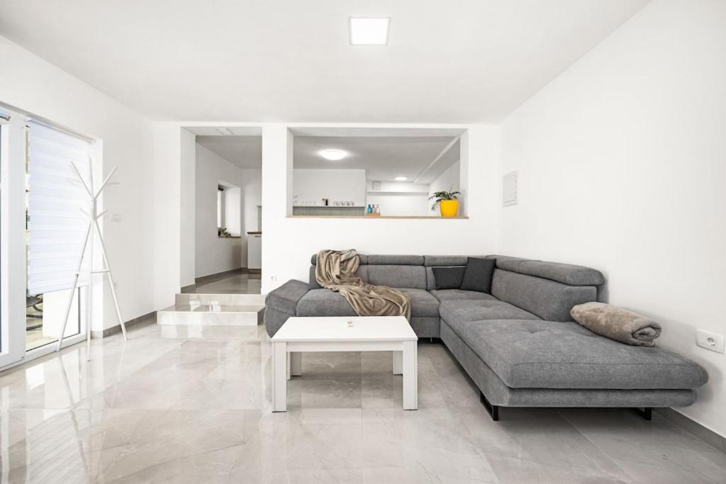 Olive Garden Near 3 Km From Center And Only 4 Km From The For 4 Persons Apartmán *