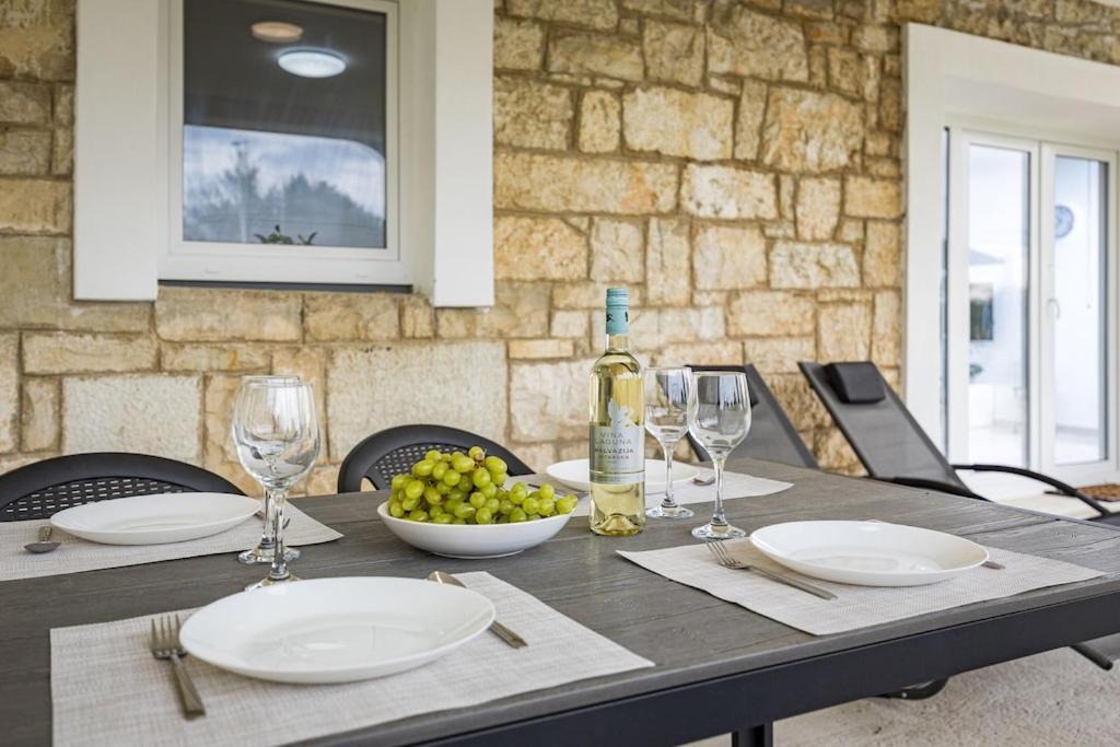 Olive Garden Near 3 Km From Center And Only 4 Km From The For 4 Persons Apartmán Pula